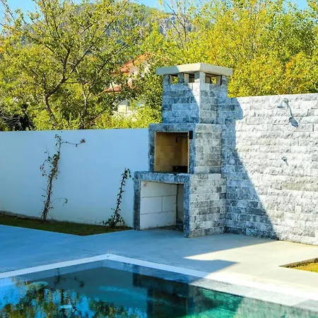 Villa-sleeps 8-parking-pool-bbq Dalyan