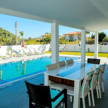 Villa-sleeps 8-parking-pool-bbq Villa