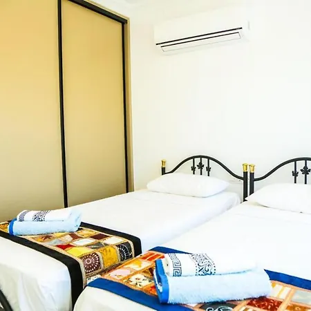 Villa Villa-sleeps 8-parking-pool-bbq *