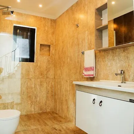 Villa-sleeps 8-parking-pool-bbq Villa