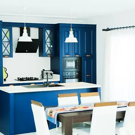 Villa-sleeps 8-parking-pool-bbq