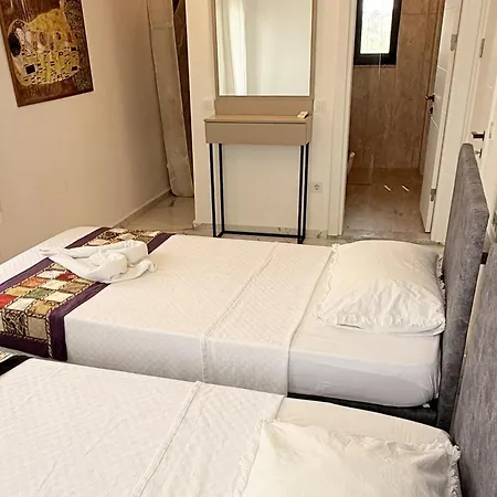 Villa-sleeps 8-parking-pool-bbq Willa