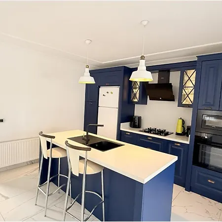 Villa-sleeps 8-parking-pool-bbq *