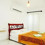 Villa-sleeps 8-parking-pool-bbq *
