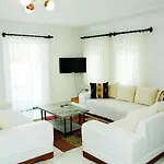 Villa-sleeps 8-parking-pool-bbq ダルヤン