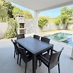 Villa-sleeps 8-parking-pool-bbq ヴィラ ダルヤン