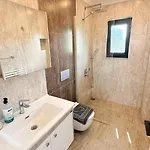 Villa-sleeps 8-parking-pool-bbq ヴィラ *
