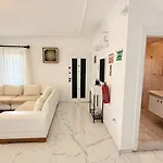 ヴィラ Villa-sleeps 8-parking-pool-bbq ダルヤン