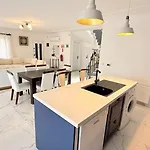ヴィラ Villa-sleeps 8-parking-pool-bbq *