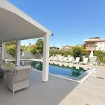 Villa-sleeps 8-parking-pool-bbq * ダルヤン