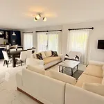 ヴィラ Villa-sleeps 8-parking-pool-bbq *