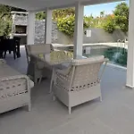 Villa-sleeps 8-parking-pool-bbq Villa