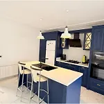 Villa-sleeps 8-parking-pool-bbq *