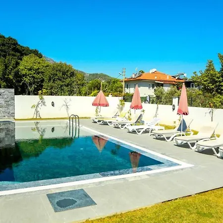 Villa-sleeps 8-parking-pool-bbq Villa