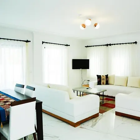 Villa Villa-sleeps 8-parking-pool-bbq