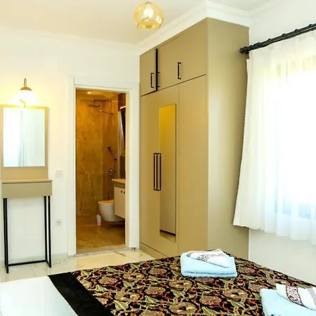 Villa-sleeps 8-parking-pool-bbq Villa