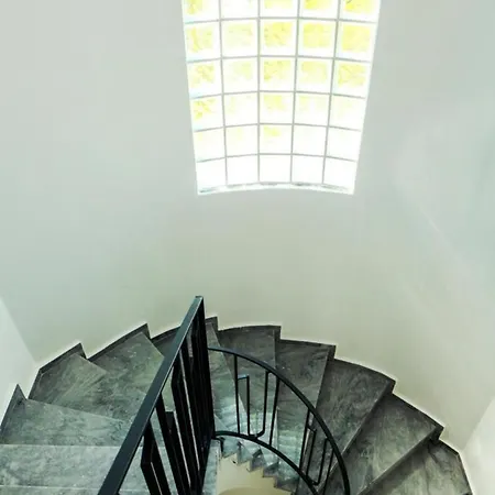 Villa Villa-sleeps 8-parking-pool-bbq *