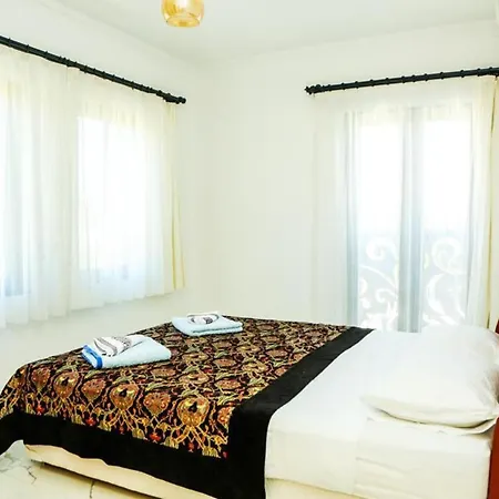 Villa-sleeps 8-parking-pool-bbq *