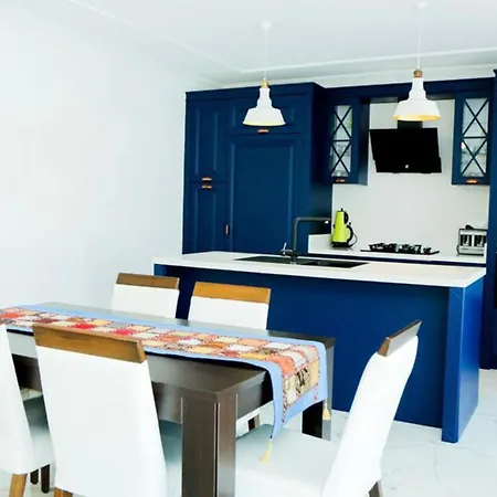 Villa-sleeps 8-parking-pool-bbq Villa *