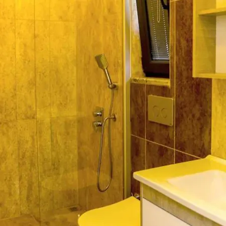 Villa Villa-sleeps 8-parking-pool-bbq *