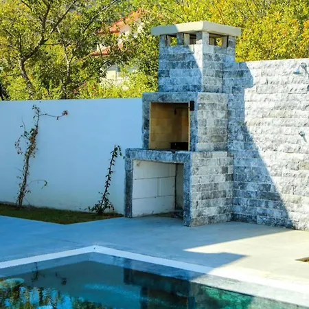 Villa-sleeps 8-parking-pool-bbq Villa Dalyan