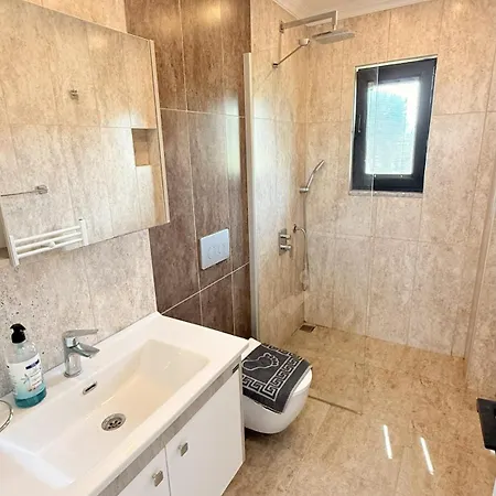 Villa-sleeps 8-parking-pool-bbq Villa *