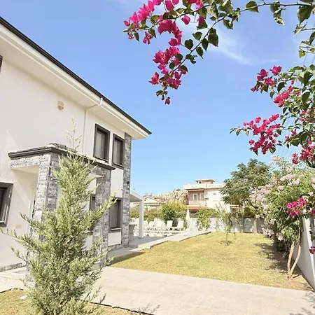 Villa-sleeps 8-parking-pool-bbq Villa