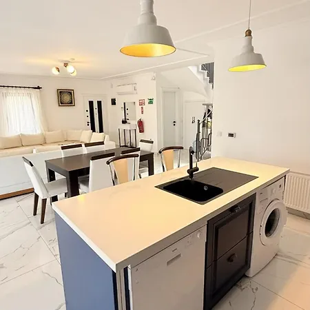 Villa-sleeps 8-parking-pool-bbq * Dalyan