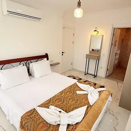 Villa-sleeps 8-parking-pool-bbq Villa