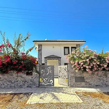 Villa-sleeps 8-parking-pool-bbq 빌라 달리안