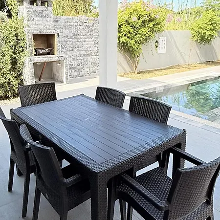 Villa-sleeps 8-parking-pool-bbq ダルヤン