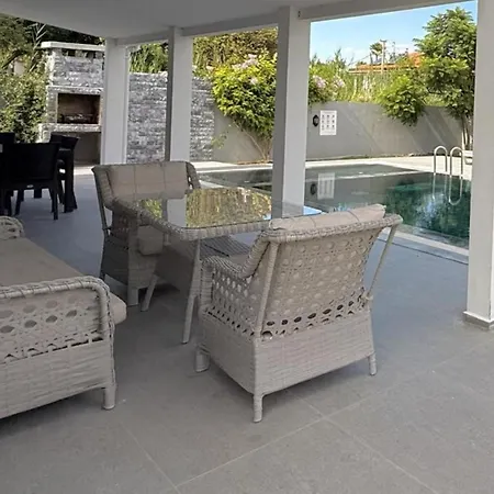 Villa-sleeps 8-parking-pool-bbq Villa