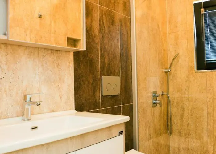 Villa-sleeps 8-parking-pool-bbq *