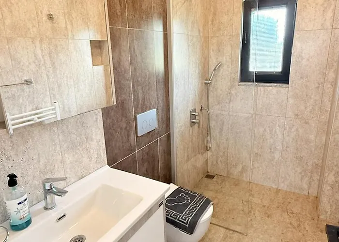 Villa-sleeps 8-parking-pool-bbq Βίλα *