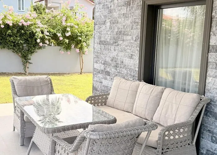 Villa-sleeps 8-parking-pool-bbq *