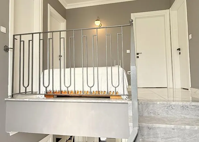 Villa-sleeps 8-parking-pool-bbq *