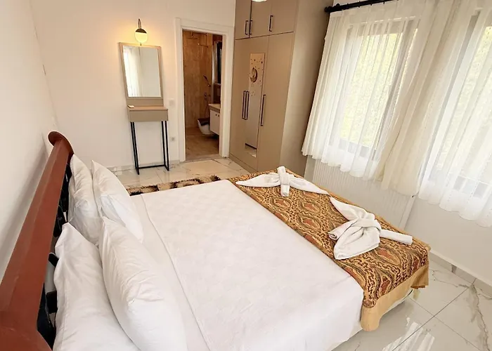 Villa-sleeps 8-parking-pool-bbq