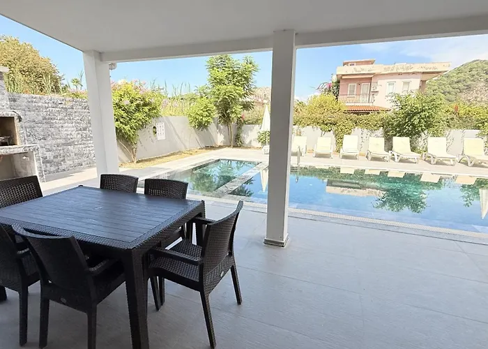Villa-sleeps 8-parking-pool-bbq