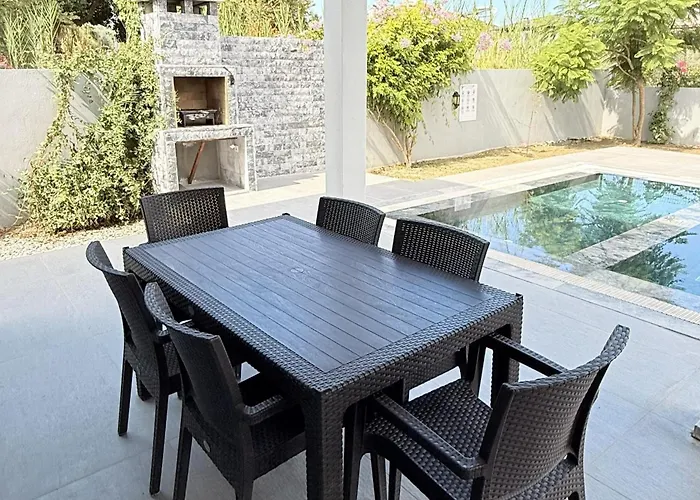 Villa-sleeps 8-parking-pool-bbq Dalyan