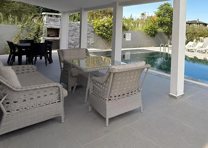 Villa-sleeps 8-parking-pool-bbq Βίλα