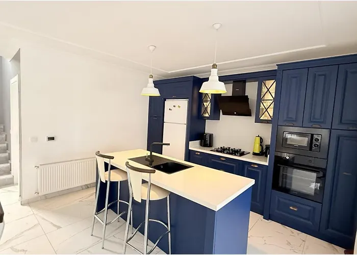 Villa-sleeps 8-parking-pool-bbq *